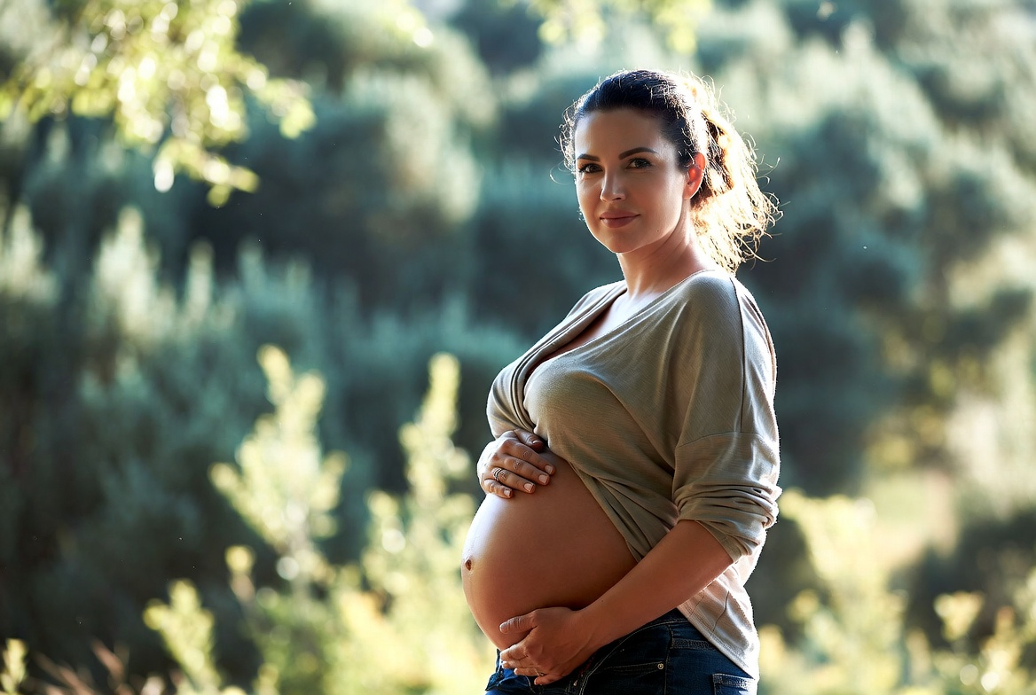 Can You Lose Weight While Pregnant? What Science Says